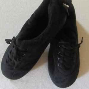 Black NWT Comfy Feet brand slippers size Med (6-7)